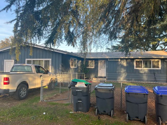 566 Roundup Avenue, Red Bluff, CA 96080