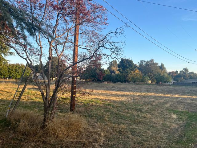 566 Roundup Avenue, Red Bluff, CA 96080