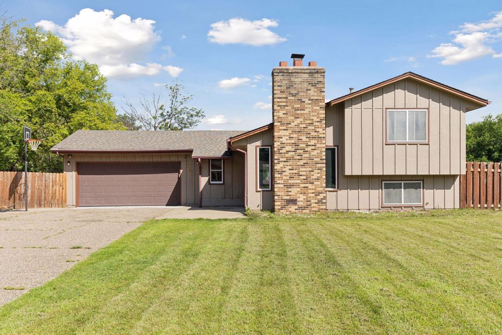 8000 Vincent Circle N, Brooklyn Park, MN 55444