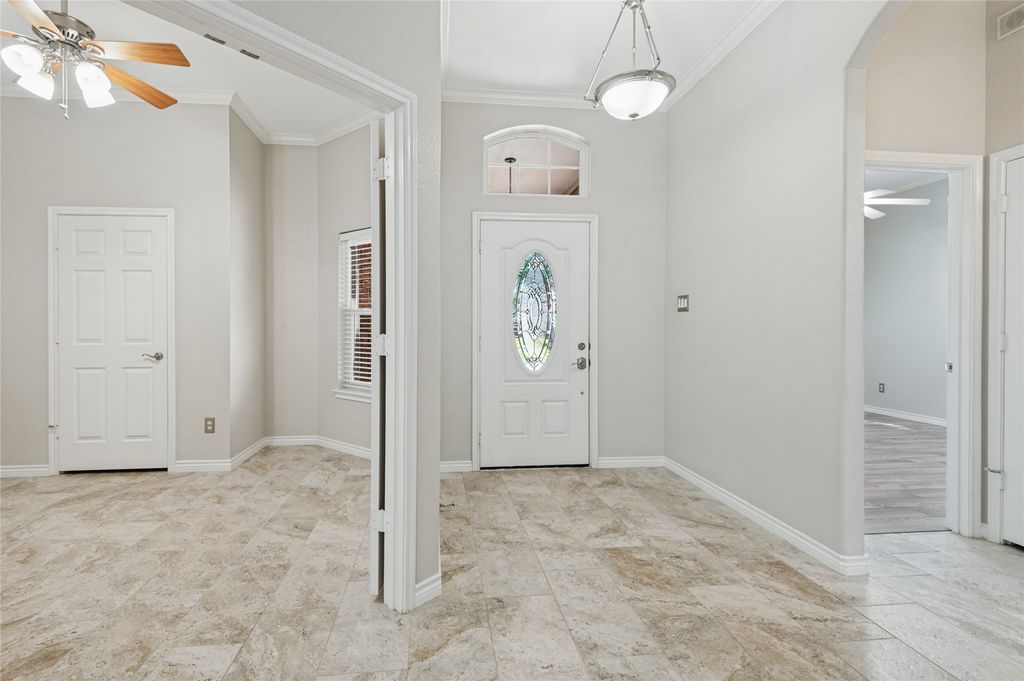 5816 Windy Meadow Lane, Grand Prairie, TX 75052 — exterior