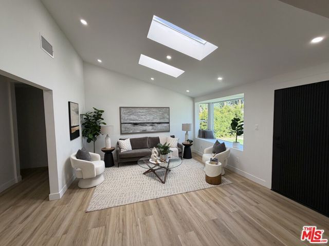 10419 Vassar Avenue, Chatsworth (los Angeles), CA 91311