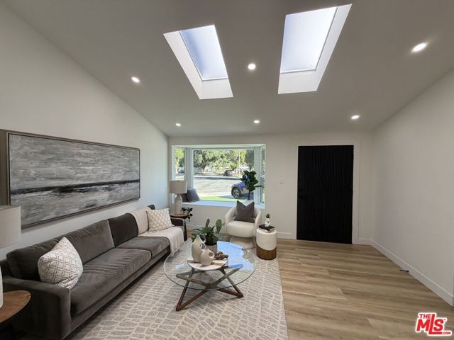 10419 Vassar Avenue, Chatsworth (los Angeles), CA 91311