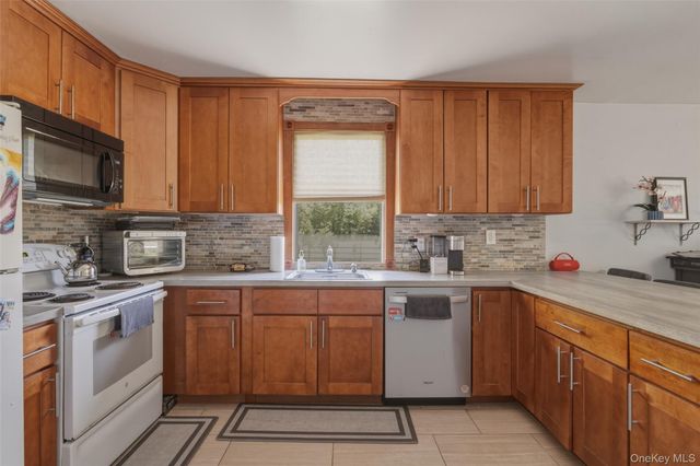 2 North Street, Manorville, NY 11949