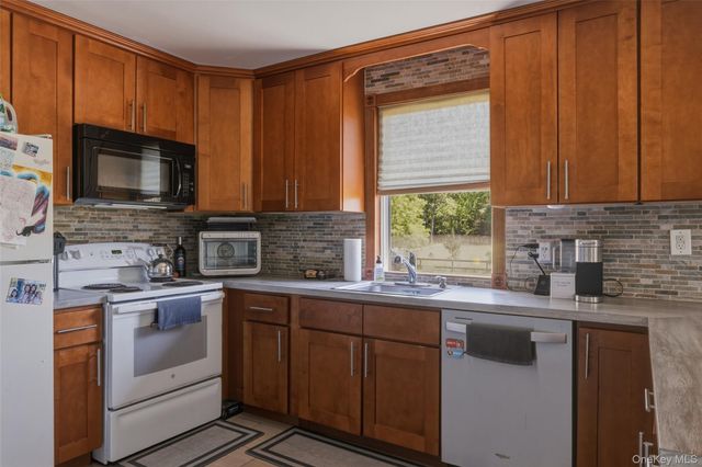 2 North Street, Manorville, NY 11949