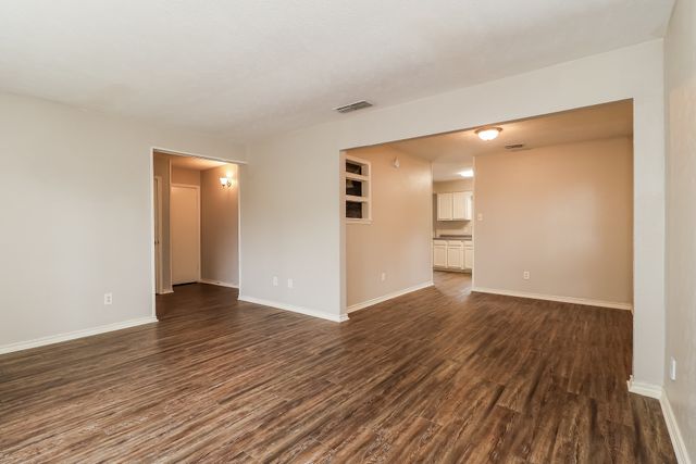 501 Curts Drive, Grand Prairie, TX 75052