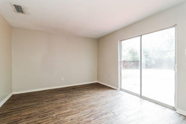501 Curts Drive, Grand Prairie, TX 75052