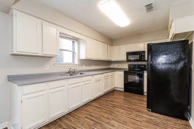 501 Curts Drive, Grand Prairie, TX 75052