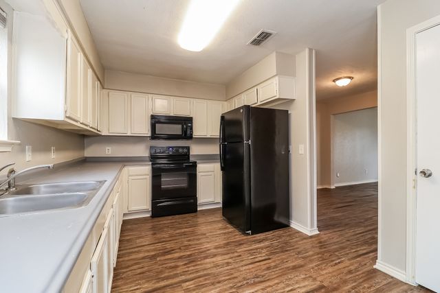 501 Curts Drive, Grand Prairie, TX 75052