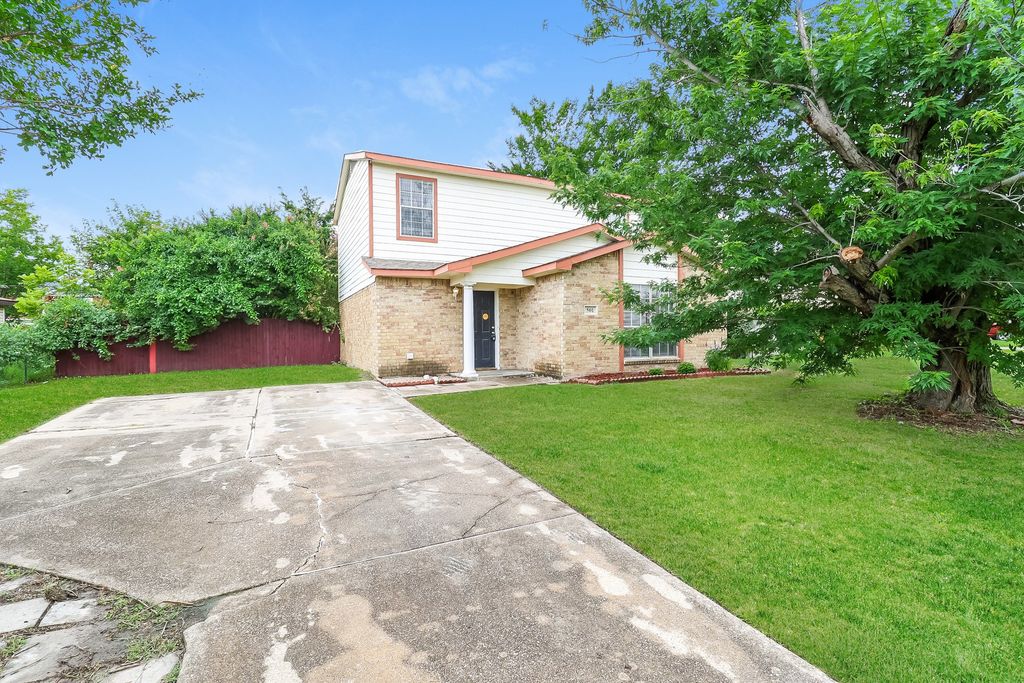 501 Curts Drive, Grand Prairie, TX 75052