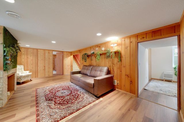 8423 16th Avenue S, Bloomington, MN 55425