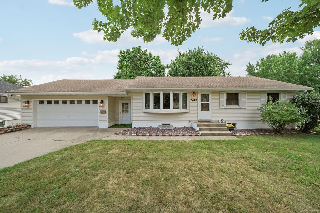 8423 16th Avenue S, Bloomington, MN 55425