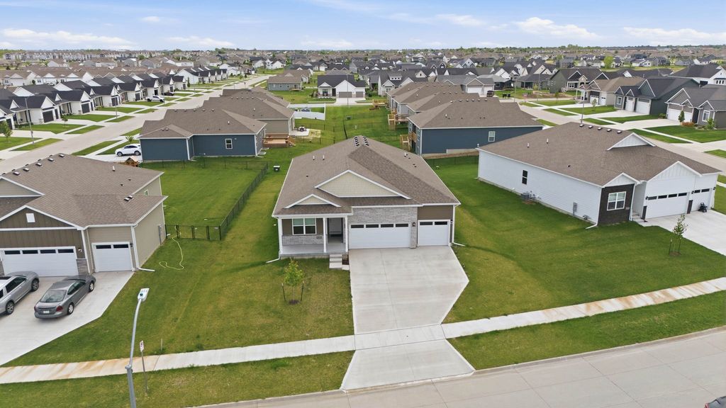 2811 NW Cedarwood Drive, Ankeny, IA 50023