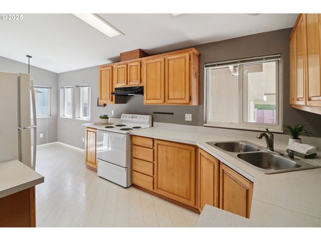 1000 S MCKERN Ct 40, Newberg, OR 97132