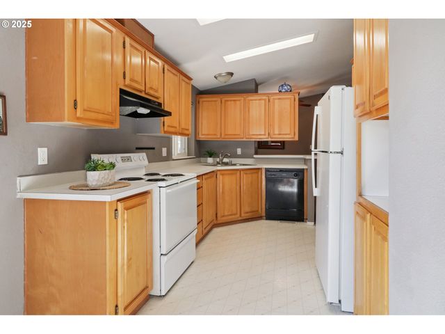 1000 S MCKERN Ct 40, Newberg, OR 97132