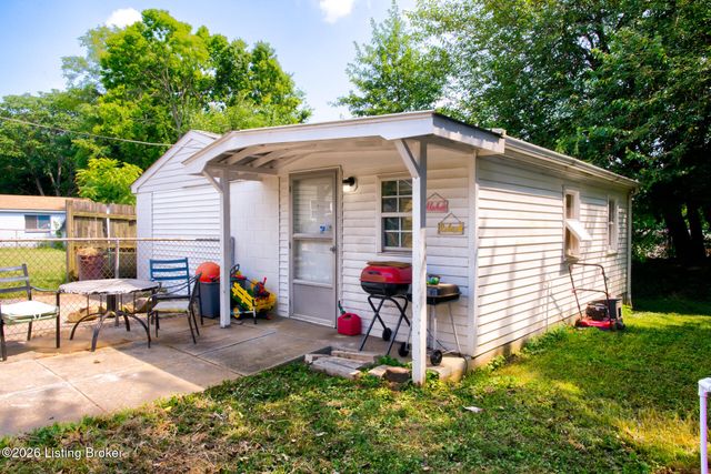 4804 Granada Dr, Louisville, KY 40272