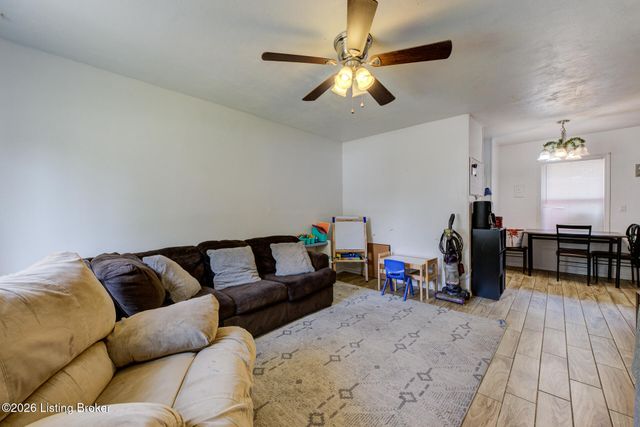 4804 Granada Dr, Louisville, KY 40272