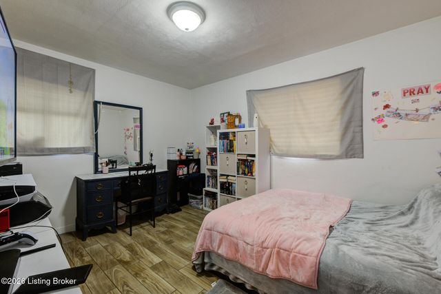 4804 Granada Dr, Louisville, KY 40272