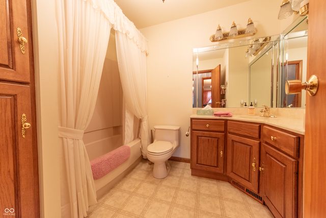 4052 Roselawn Avenue, Columbus, IN 47203