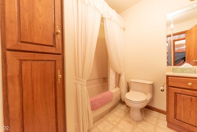 4052 Roselawn Avenue, Columbus, IN 47203