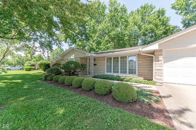 4052 Roselawn Avenue, Columbus, IN 47203