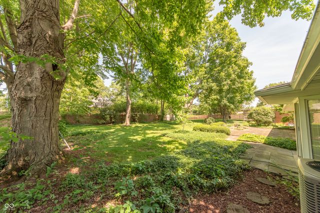 4052 Roselawn Avenue, Columbus, IN 47203