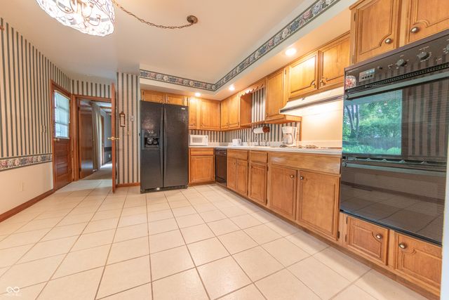 4052 Roselawn Avenue, Columbus, IN 47203