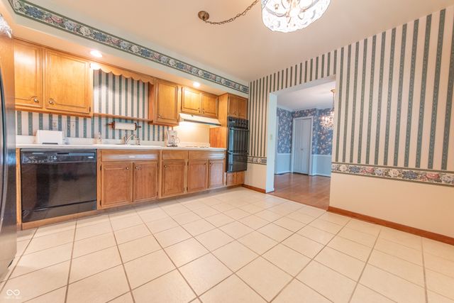 4052 Roselawn Avenue, Columbus, IN 47203