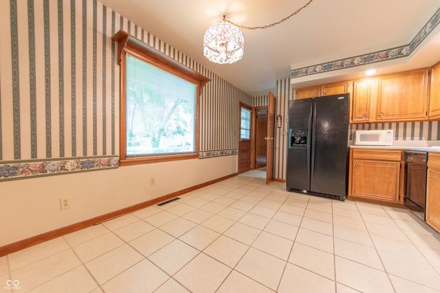 4052 Roselawn Avenue, Columbus, IN 47203