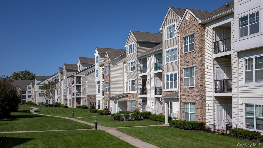 1 Charles Pond Drive 1-124, Coram, NY 11727
