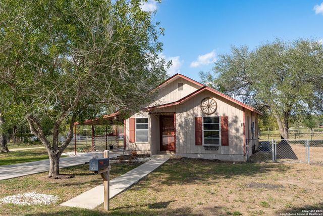 412 W Coker, Devine, TX 78016