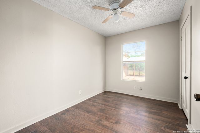 412 W Coker, Devine, TX 78016