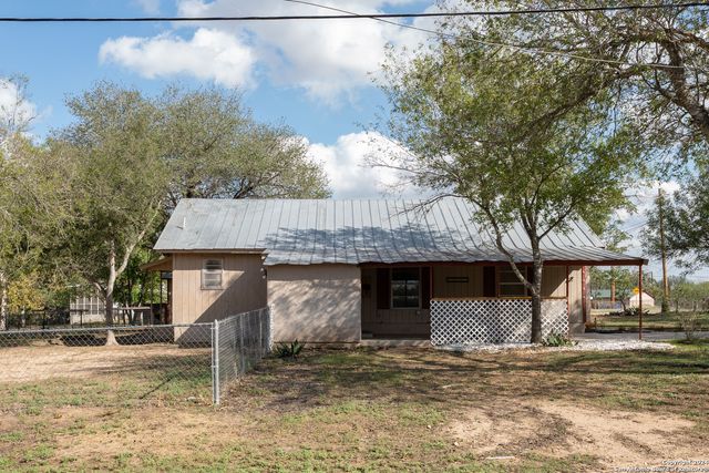 412 W Coker, Devine, TX 78016
