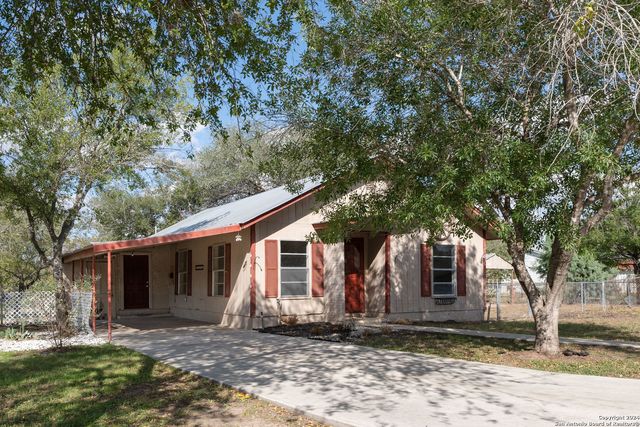 412 W Coker, Devine, TX 78016