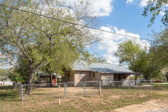 412 W Coker, Devine, TX 78016