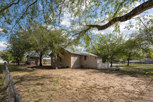 412 W Coker, Devine, TX 78016