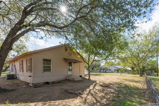 412 W Coker, Devine, TX 78016