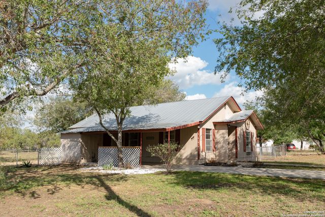 412 W Coker, Devine, TX 78016