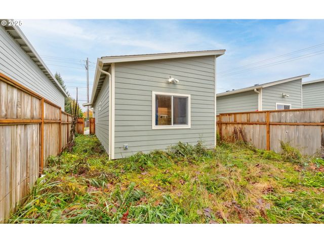 1020 3RD Ave, Castle Rock, WA 98611