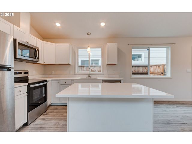 1020 3RD Ave, Castle Rock, WA 98611