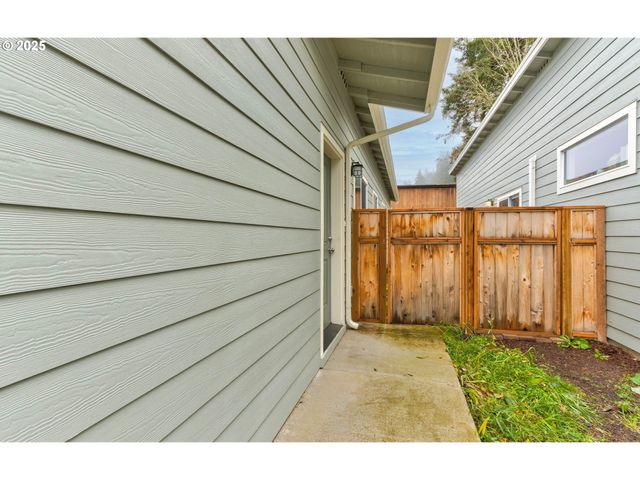 1020 3RD Ave, Castle Rock, WA 98611