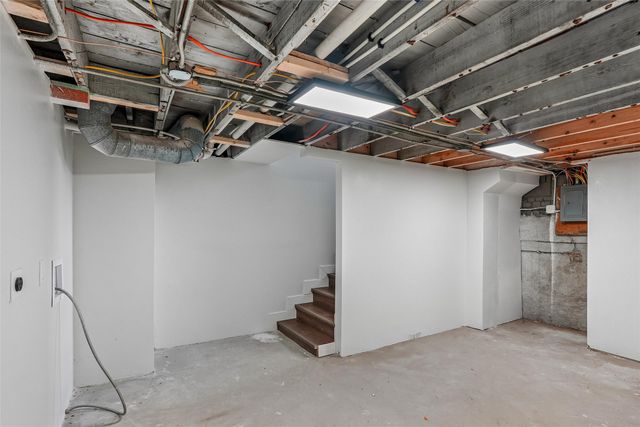 683 35th Street, Des Moines, IA 50312