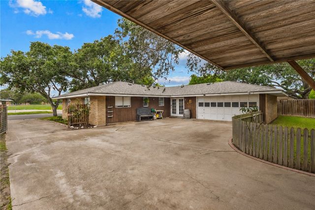 922 Meadowbrook Dr, Corpus Christi, TX 78412