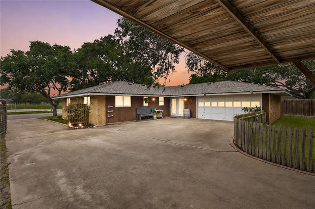 922 Meadowbrook Dr, Corpus Christi, TX 78412