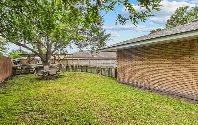 922 Meadowbrook Dr, Corpus Christi, TX 78412