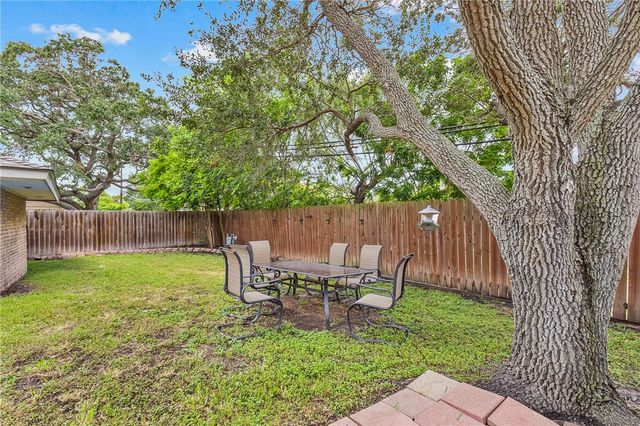 922 Meadowbrook Dr, Corpus Christi, TX 78412