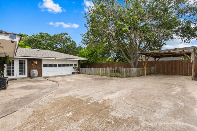 922 Meadowbrook Dr, Corpus Christi, TX 78412