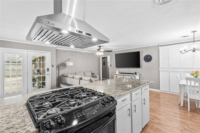 922 Meadowbrook Dr, Corpus Christi, TX 78412