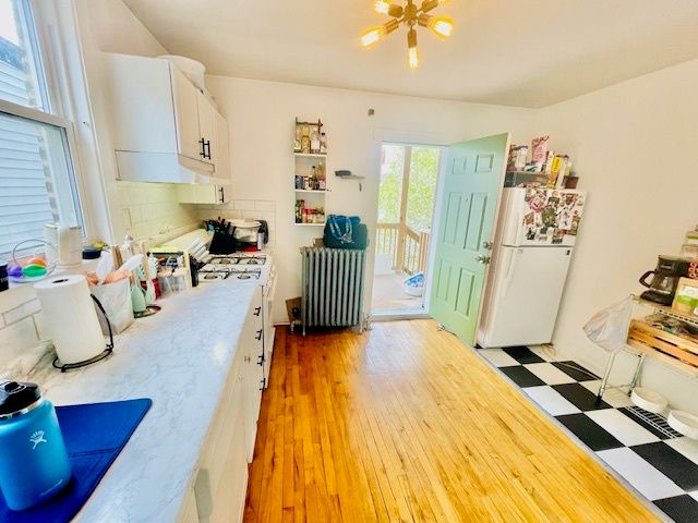 4124 W BARRY Avenue, Chicago, IL 60641