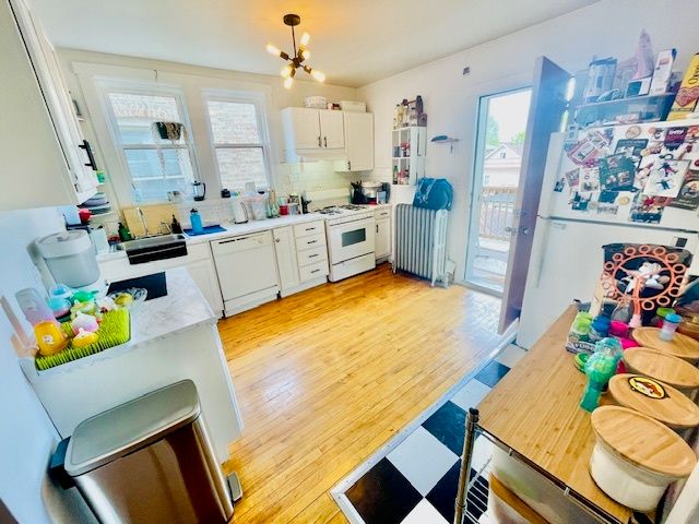 4124 W BARRY Avenue, Chicago, IL 60641