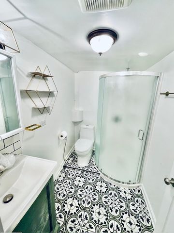 4124 W BARRY Avenue, Chicago, IL 60641